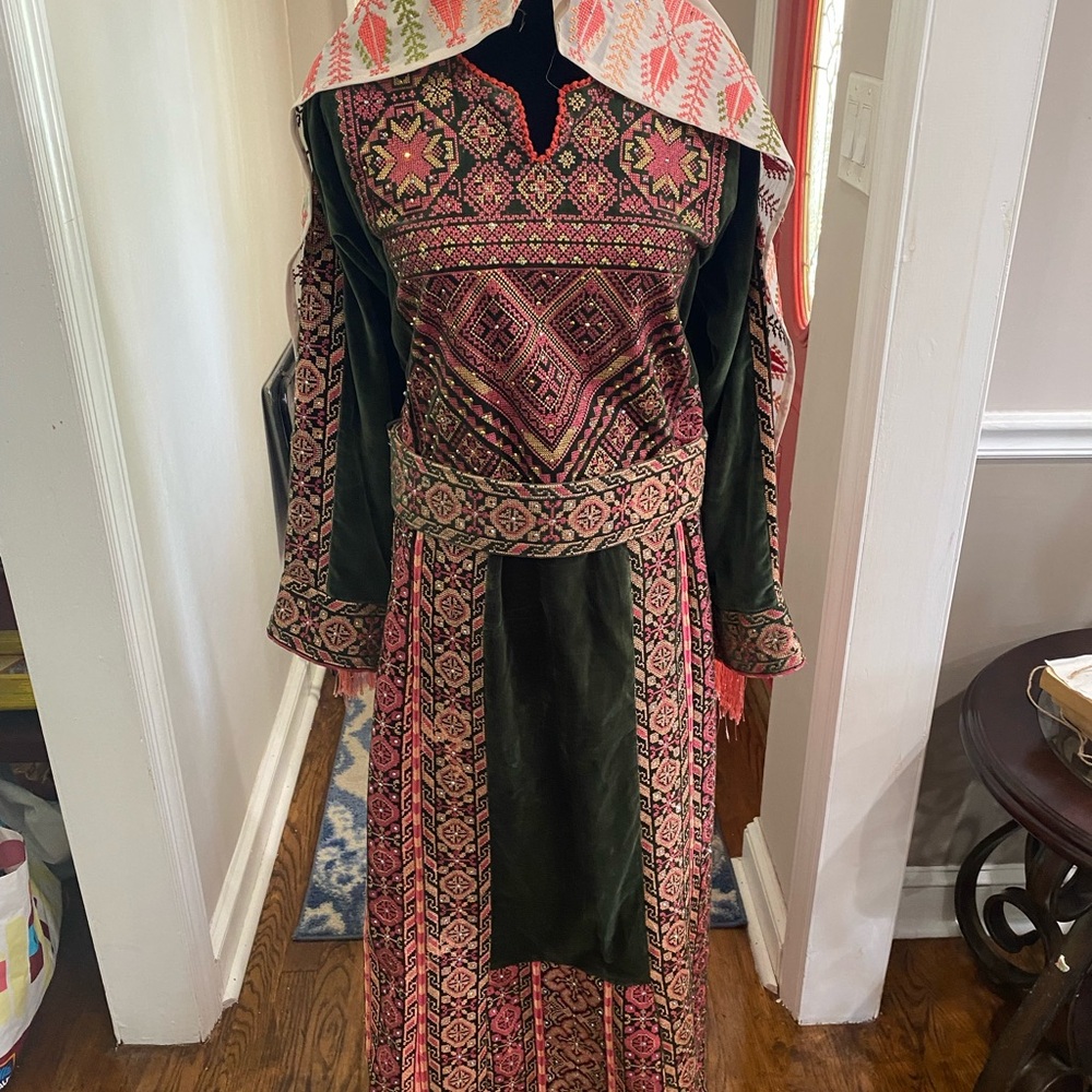 Thoub thobe arabic middle eastern henna palestinian wedding embroidery tatreez